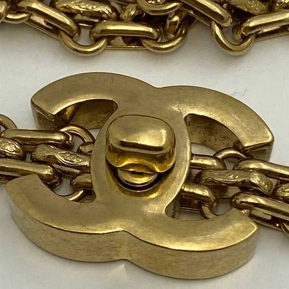 CHANEL Turnlock Necklace CC Autumn 2009 Gold Tone Authenticated - Picture 15 of 16
